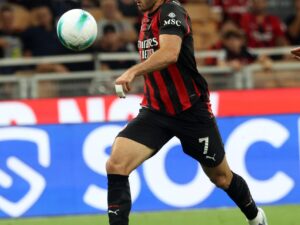 El delantero del Milan, el mexicano Santiago Gimenez durante un partido. EFE/EPA/MATTEO BAZZI