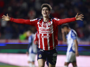 Armando González celebra este domingo el gol que ha garantizado a Guadalajara el triunfo por 0-1 en la cnacha de Pachuca en el estadio Hidalgo. EFE / David Martínez Pelcastre