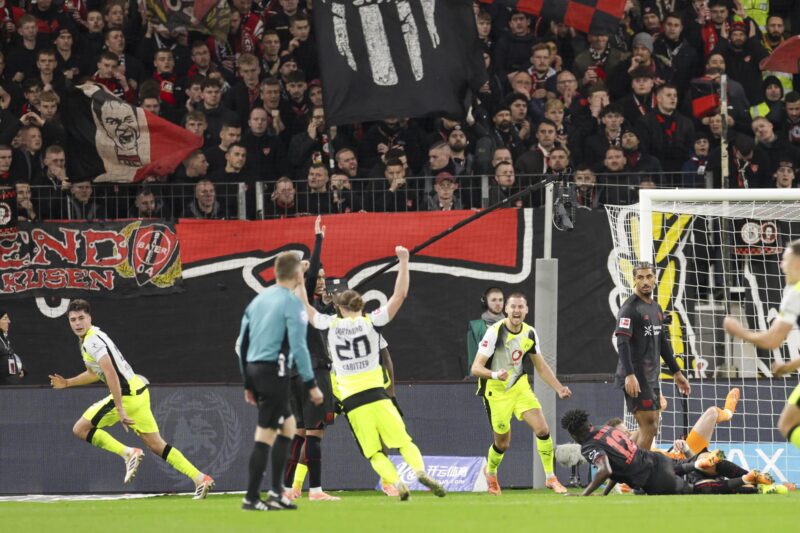 El Borussia Dortmund vence al Leverkusen y es tercer lugar en Alemania El jugador argentino del Dortmund Aaron Anselmino celebra el 0-1 durante el partido de la Bundesliga que han jugado Bayer 04 Leverkusen y Borussia Dortmund en Leverkusen, Alemania. EFE/EPA/CHRISTOPHER NEUNDORF