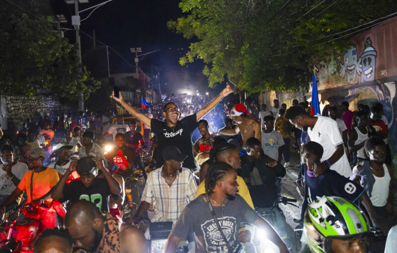 Miles de haitianos celebraron hasta la madrugada de este miércoles en las calles de Puerto Príncipe la clasificación de su selección absoluta de fútbol para el Mundial que en 2026 organizarán Estados Unidos, Canadá y México.EFE/ Mentor David Lorens