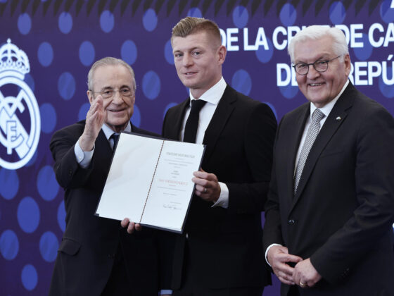 El exfutbolista Toni Kroos (c) recibe la Cruz de Caballero de la Orden del Mérito de la República Federal de Alemania de manos del presidente de Alemania, Frank-Walter Steinmeier (d), junto al presidente del Real Madrid, Florentino Pérez (i), este jueves en el Palco de Honor del Bernabéu, en Madrid. EFE/ Sergio Pérez