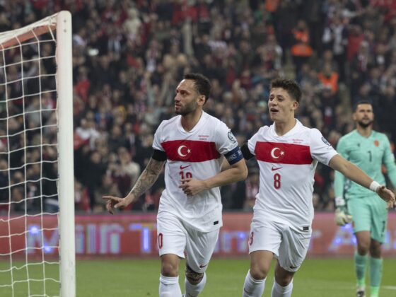 El jugador turco Hakan Calhanoglu (I) celebra el 1-0 con su compañero Arda Guler durante el partido de clasificación jugado en Bursa, Turquía. EFE/EPA/TOLGA BOZOGLU