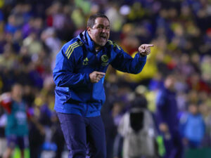El entrenador del América, André Jardine, da indicaciones a su equipo. Imagen de archivo. EFE/ SáshenkaGutiérrez