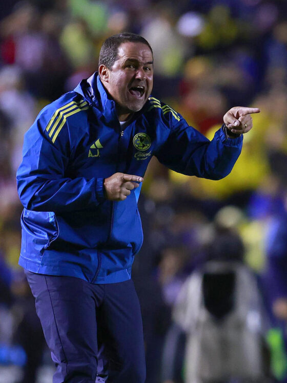 El entrenador del América, André Jardine, da indicaciones a su equipo. Imagen de archivo. EFE/ SáshenkaGutiérrez