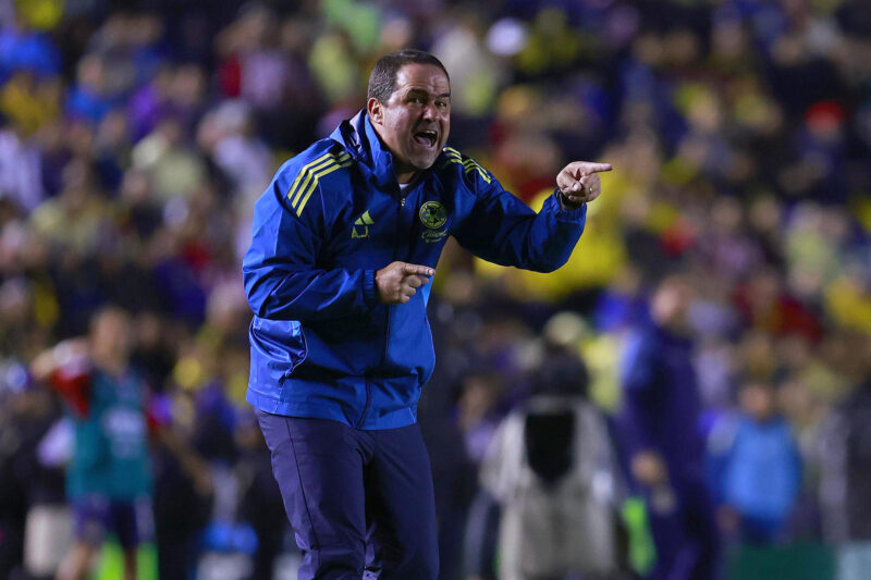 El entrenador del América, André Jardine, da indicaciones a su equipo. Imagen de archivo. EFE/ SáshenkaGutiérrez