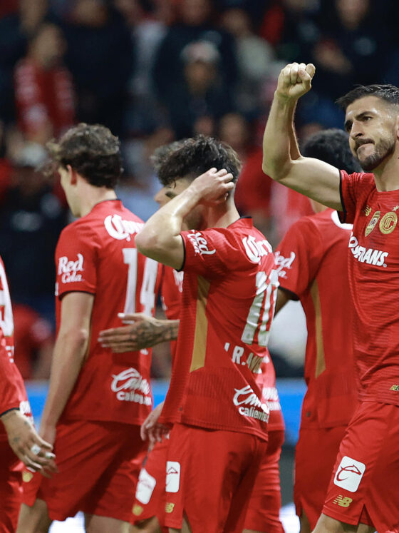 Joao Dias (d) de Toluca celebra un gol durante un partido de la Liga MX. Imagen de archivo. EFE/Felipe Gutiérrez