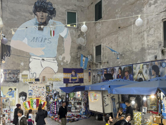 "Como si hubiera muerto un familiar", confiesa el napolitano Luigi al recordar la muerte de Diego Armando Maradona hace cinco años, un sentimiento que se extiende por toda Nápoles (sur), repleta de homenajes al astro argentino y donde el pesar por su pérdida se mantiene todavía hoy entre aficionados de todas las generaciones.EFE/ Carlos Expósito