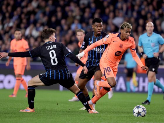 Lamine Yamal durante el partido de la cuarta jornada de la UEFA Champions League que han jugado Club Brugge KV y FC Barcelona,en Brujas. EFE/EPA/OLIVIER MATTHYS