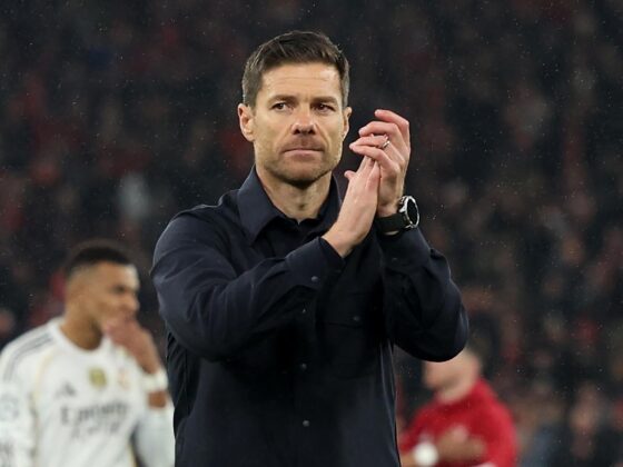 El técnico del Real Madrid Xabi Alonso en Anfield. EFE/EPA/ADAM VAUGHAN