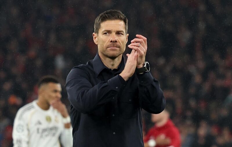 El técnico del Real Madrid Xabi Alonso en Anfield. EFE/EPA/ADAM VAUGHAN