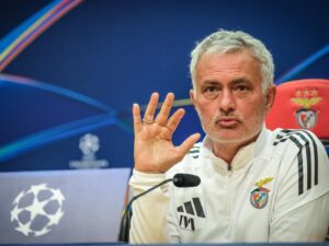 El entrenador del Benfica José Mourinho atiende a los medio vísperas del duelo de la UEFA Champions League que jugarán este miércoles Benfica y Bayer Leverkusen, Lisboa, Portugal. EFE/EPA/RUI MINDERICO