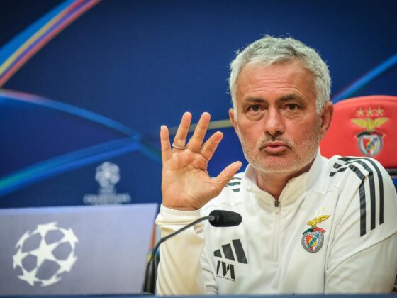 El entrenador del Benfica José Mourinho atiende a los medio vísperas del duelo de la UEFA Champions League que jugarán este miércoles Benfica y Bayer Leverkusen, Lisboa, Portugal. EFE/EPA/RUI MINDERICO