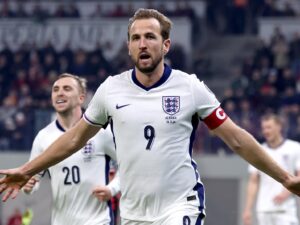 El delantero Harry Kane celebra un gol durante el partido de clasificación que han jugado Albania e Inglaterra en Tirana, Albania. EFE/EPA/GEORGI LICOVSKI