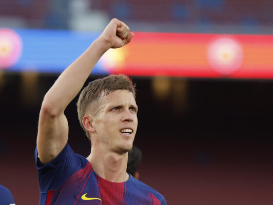 El delantero del Barcelona Dani Olmo celebra tras anotar el segundo gol de su equipo durante el partido de LaLiga EA Sports, entre FC Barcelona y Deportivo Alavés, celebrado este sábado en el estadio Camp Nou de Barcelona. EFE/ Alberto Estevez