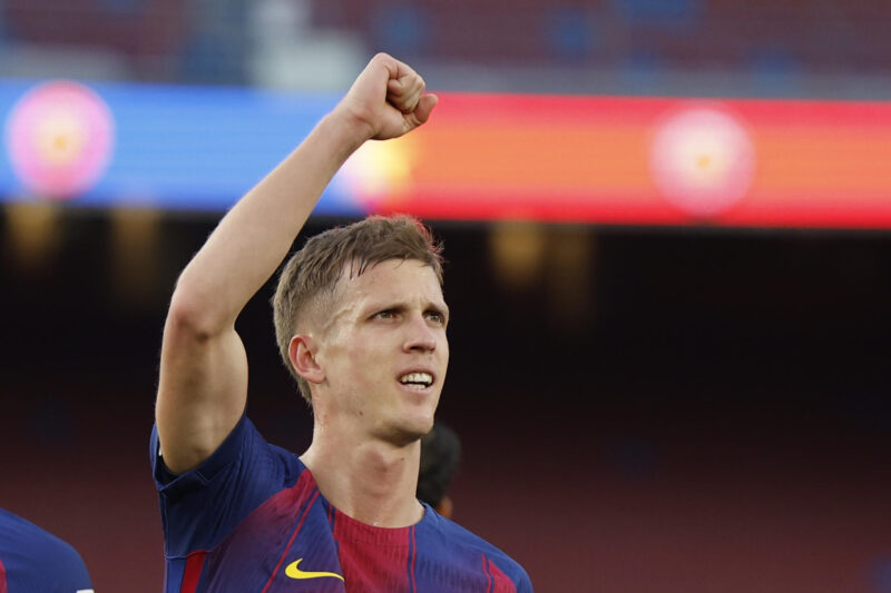 El delantero del Barcelona Dani Olmo celebra tras anotar el segundo gol de su equipo durante el partido de LaLiga EA Sports, entre FC Barcelona y Deportivo Alavés, celebrado este sábado en el estadio Camp Nou de Barcelona. EFE/ Alberto Estevez