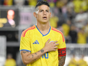 James Rodríguez, de Colombia, entona el himno en un partido amistoso entre las selecciones de Colombia y Nueva Zelanda en el Chase Stadium en Fort Lauderdale (Estados Unidos). EFE/Giorgio Viera