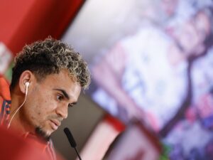 Fotografía de Michaela Stache, en la que puede verse en una imagen de archivo del 31 de julio de 2025 al futbolista colombiano Luis Díaz. EFE