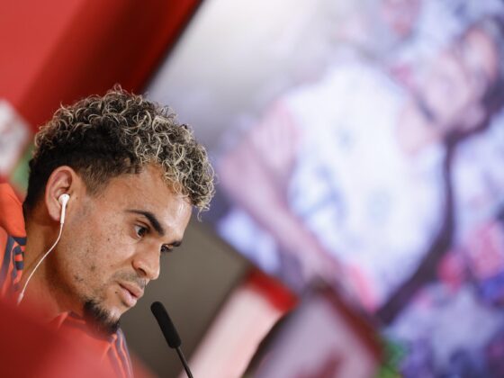 Fotografía de Michaela Stache, en la que puede verse en una imagen de archivo del 31 de julio de 2025 al futbolista colombiano Luis Díaz. EFE