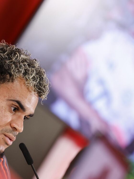 Fotografía de Michaela Stache, en la que puede verse en una imagen de archivo del 31 de julio de 2025 al futbolista colombiano Luis Díaz. EFE