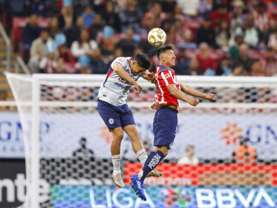 Daniel Aguirre (d), de Guadalajara, disputa el balón con Jorge Sánchez, de Cruz Azul, este jueves en un partido de cuartos final de la Liga MX en el Estadio Akron, en Guadalajara (México). EFE/ Francisco Guasco