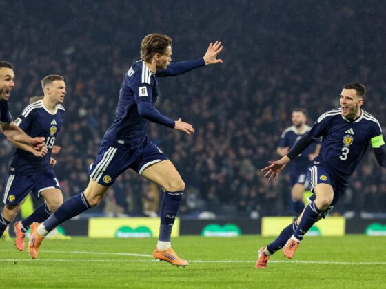 Scott McTominay (2-D) celebra 1-0 en Escocia ante Dinamarca. EFE/EPA/ROBERT PERRY