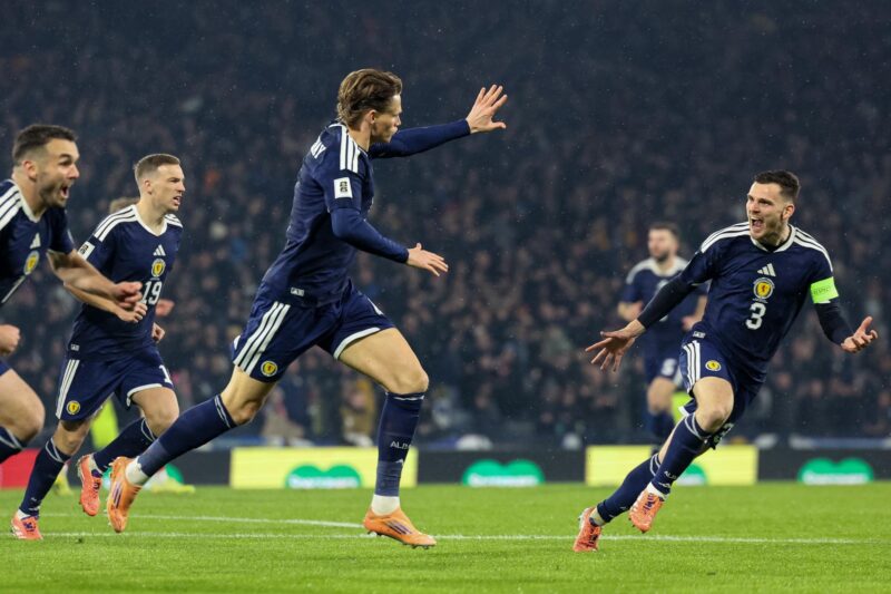 Scott McTominay (2-D) celebra 1-0 en Escocia ante Dinamarca. EFE/EPA/ROBERT PERRY