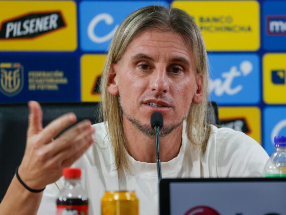 El seleccionador de Ecuador, el argentino Sebastián Beccacece, habla en una rueda de prensa este lunes, en Quito. EFE/ José Jácome