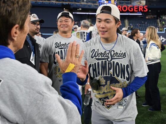 El pitcher Yoshinobu Yamamoto (d), elegido como el MVP de la Serie Mundial. EFE/EPA/EDUARDO LIMA