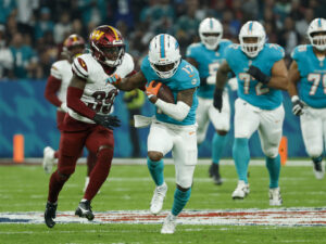 El jugador del Miami Dolphins Jaylen Waddle, y el jugador de los Miami Dolphins Jeremy Reaves , durante el partido de liga regular de la Liga de Fútbol Americano (NFL), que este domingo disputan los equipos Miami Dolphins y Washington Commanders, este domingo en el Estadio Santiago Bernabéu. EFE/JuanJo Martín