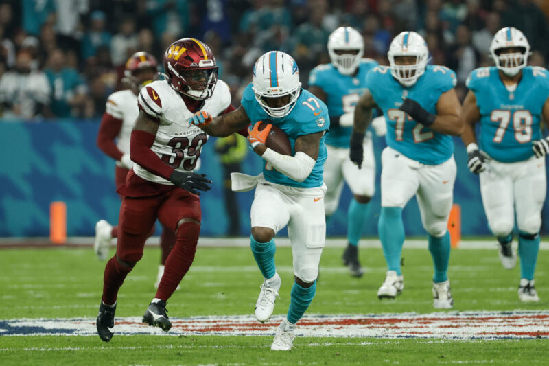 El jugador del Miami Dolphins Jaylen Waddle, y el jugador de los Miami Dolphins Jeremy Reaves , durante el partido de liga regular de la Liga de Fútbol Americano (NFL), que este domingo disputan los equipos Miami Dolphins y Washington Commanders, este domingo en el Estadio Santiago Bernabéu. EFE/JuanJo Martín