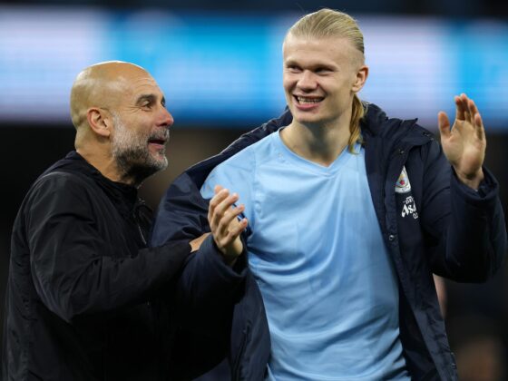 El delantero noruego Erling Haaland (d) es felicitado por el entrenador del Manchester City Pep Guardiola, tras ser sustituido durante el partido contra el Bournemouth, el pasado domingo. EFE/EPA/ADAM VAUGHAN SOLO USO EDITORIAL