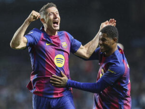 Los jugadores del FC Barcelona, el polaco Robert Lewandowski (i) y el británico Marcus Rashford, celebran el cuarto gol de su equipo durante el encuentro correspondiente a la jornada 12 de Laliga EA Sports que disputaron Celta y FC Barcelona en el estadio de Balaidos, en la capital gallega. EFE / Salvador Sas.