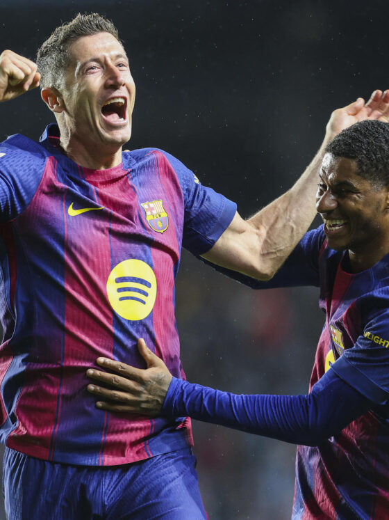 Los jugadores del FC Barcelona, el polaco Robert Lewandowski (i) y el británico Marcus Rashford, celebran el cuarto gol de su equipo durante el encuentro correspondiente a la jornada 12 de Laliga EA Sports que disputaron Celta y FC Barcelona en el estadio de Balaidos, en la capital gallega. EFE / Salvador Sas.