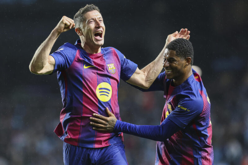Los jugadores del FC Barcelona, el polaco Robert Lewandowski (i) y el británico Marcus Rashford, celebran el cuarto gol de su equipo durante el encuentro correspondiente a la jornada 12 de Laliga EA Sports que disputaron Celta y FC Barcelona en el estadio de Balaidos, en la capital gallega. EFE / Salvador Sas.