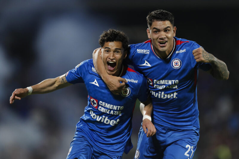 Los mejores picks de semifinales, Apertura 2025: Cruz Azul vs Tigres Ángel Márquez (i) y Gabriel Fernández celebran este domingo la victoria de Cruz Azul por 3-2 sobre Guadalajara que les ha clasificado para las semifinales del torneo Apertura 2025 del fútbol mexicano. EFE/ Isaac Esquivel