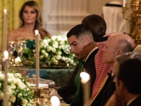 El futbolista portugués Cristiano Ronaldo asistió la noche del 18 de  noviembre a una cena en la Casa Blanda ofrecida por el presidente de Estados Unidos, Donald Trump, en honor al príncipe heredero y primer ministro del Reino de Arabia Saudí, Mohammed bin Salman. EFE/EPA/ANNA ROSE LAYDEN / POOL