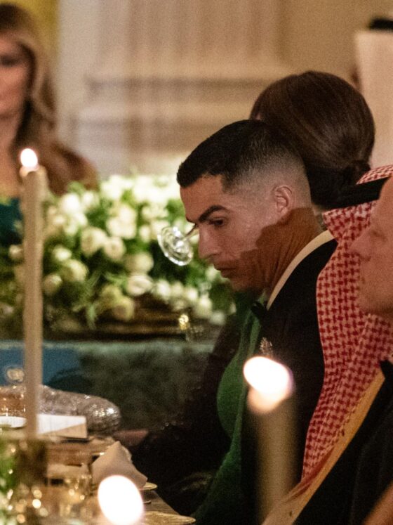 El futbolista portugués Cristiano Ronaldo asistió la noche del 18 de  noviembre a una cena en la Casa Blanda ofrecida por el presidente de Estados Unidos, Donald Trump, en honor al príncipe heredero y primer ministro del Reino de Arabia Saudí, Mohammed bin Salman. EFE/EPA/ANNA ROSE LAYDEN / POOL