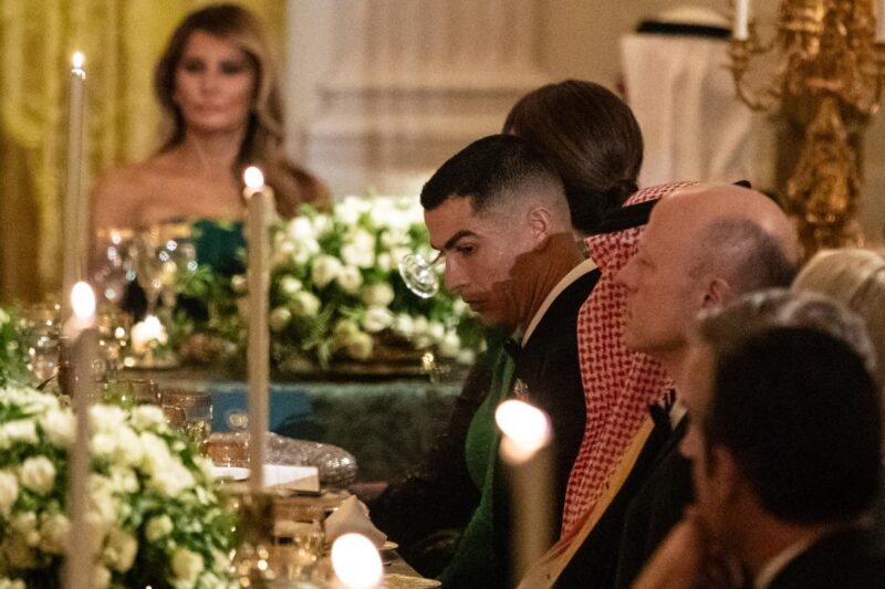 El futbolista portugués Cristiano Ronaldo asistió la noche del 18 de  noviembre a una cena en la Casa Blanda ofrecida por el presidente de Estados Unidos, Donald Trump, en honor al príncipe heredero y primer ministro del Reino de Arabia Saudí, Mohammed bin Salman. EFE/EPA/ANNA ROSE LAYDEN / POOL