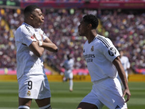 Los jugadores del Real Madrid Kylian Mbappé (i) y Jude Bellingham durante un partido de liga. -EFE/ Enric Fontcuberta