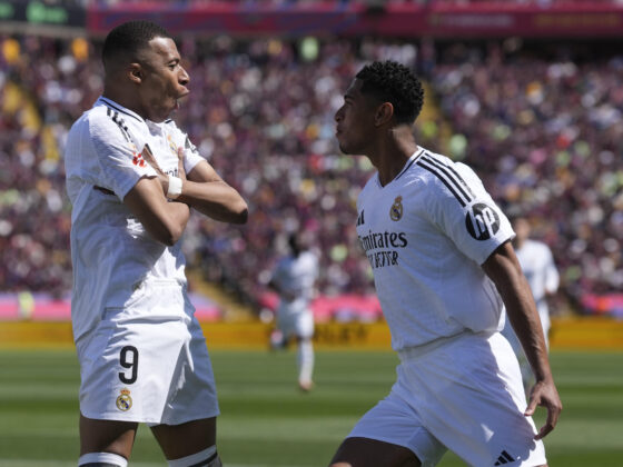 Los jugadores del Real Madrid Kylian Mbappé (i) y Jude Bellingham durante un partido de liga. -EFE/ Enric Fontcuberta