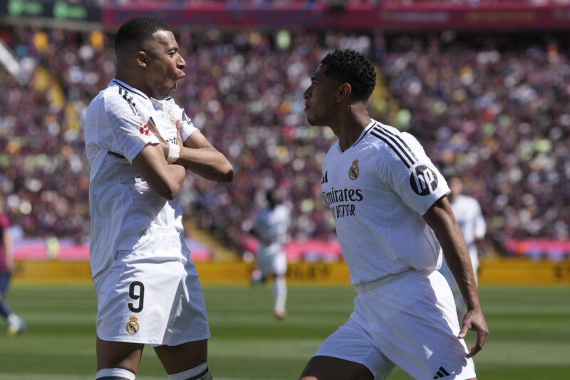 Los jugadores del Real Madrid Kylian Mbappé (i) y Jude Bellingham durante un partido de liga. -EFE/ Enric Fontcuberta
