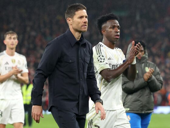 El entrenador del Real Madrid, Xabi Alonso, y el delantero Vinicius Junior aplauden a los aficionados después del partido de la fase de liga de la Liga de Campeones entre el Liverpool FC y el Real Madrid, en Liverpool, Reino Unido. EFE/EPA/ADAM VAUGHAN