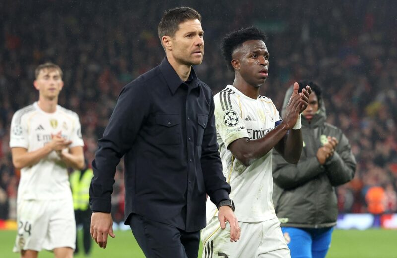 El entrenador del Real Madrid, Xabi Alonso, y el delantero Vinicius Junior aplauden a los aficionados después del partido de la fase de liga de la Liga de Campeones entre el Liverpool FC y el Real Madrid, en Liverpool, Reino Unido. EFE/EPA/ADAM VAUGHAN