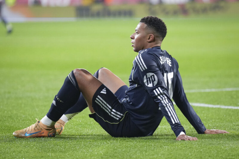 Mbappé, en duda para enfrentar al Manchester City el miércoles El delantero del Real Madrid Kylian Mbappé durante el partido correspondiente a la jornada 14 de LaLiga entre Girona y Real Madrid celebrado en el estadio Montilivi de Girona. EFE/ David Borrat