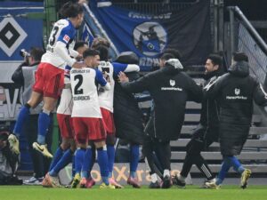 El jugador del Hamburgo Ransford Koenigsdoerffer celebra el 1-1 durante el partido de la Bundesliga que han jugado SV Hamburg y Borussia Dortmund en Hamburgo, Alemania. EFE/EPA/FABIAN BIMMER