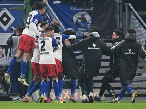 El jugador del Hamburgo Ransford Koenigsdoerffer celebra el 1-1 durante el partido de la Bundesliga que han jugado SV Hamburg y Borussia Dortmund en Hamburgo, Alemania. EFE/EPA/FABIAN BIMMER
