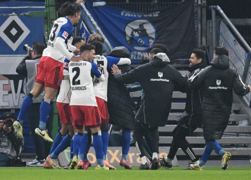 El jugador del Hamburgo Ransford Koenigsdoerffer celebra el 1-1 durante el partido de la Bundesliga que han jugado SV Hamburg y Borussia Dortmund en Hamburgo, Alemania. EFE/EPA/FABIAN BIMMER
