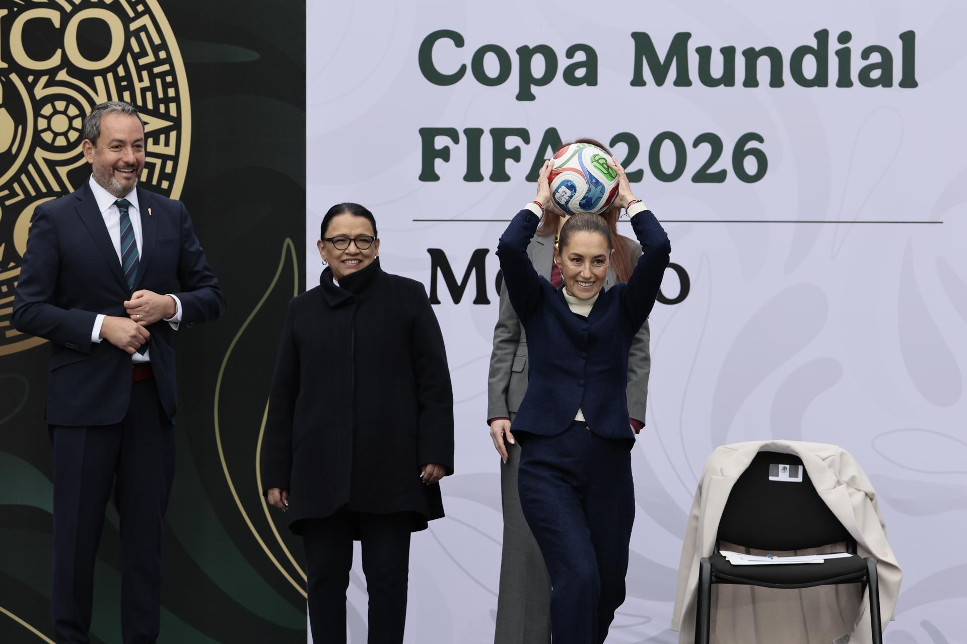 ¿Beneficio o espejismo? El costo del Mundial 2026 para Norteamérica La presidenta de México, Claudia Sheibaum (d), sostiene un balón junto al director ejecutivo de la FIFA en México, Jurgen Mainka Ruiz (i), y la secretaria de Gobernación, Rosa Isela Rodríguez (c), durante una rueda de prensa en el Complejo Cultural Los Pinos de la Ciudad de México (México). EFE/José Méndez