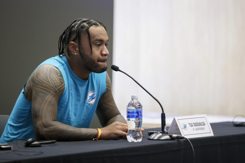 Este es el novato que reemplazará a Tua Tagovailoa en los Dolphins MADRID, 12/11/2025.- El jugador de los Miami Dolphins Tua Tagovailoa durante la rueda de prensa llevada a cabo este miércoles en el estadio Metropolitano, previa al enfrentamiento ante los Washington Commanders, el próximo domingo en el estadio Santiago Bernabéu. EFE/ Víctor Lerena