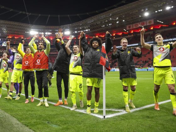 Los jugadores del Dortmund celebran la victoria tras el partido de la Bundesliga que han jugado Bayer 04 Leverkusen y Borussia Dortmund en Leverkusen, Alemania. EFE/EPA/CHRISTOPHER NEUNDORF